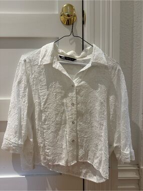 ✨ Like New Zara White Textured Floral Button-Front Blouse ✨